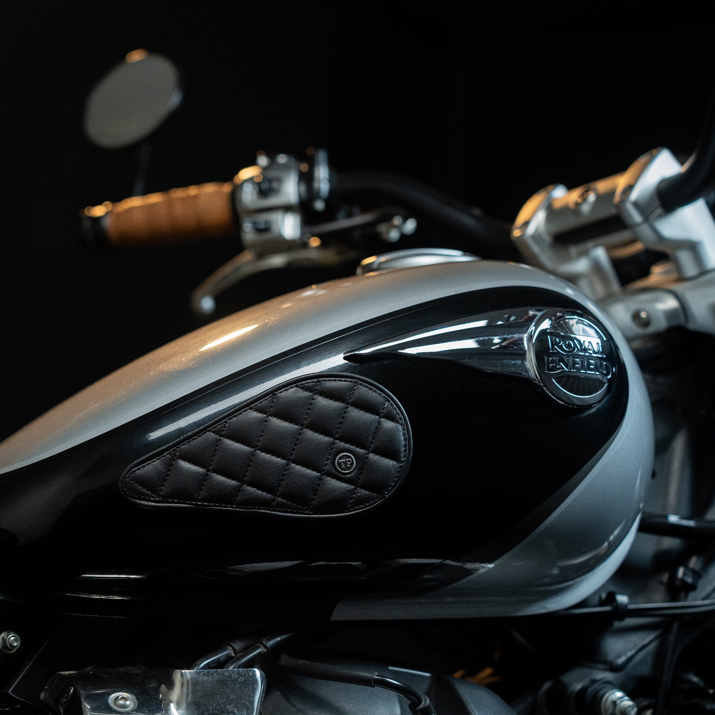 Raised Diamond Tankpad (Super Meteor 650)