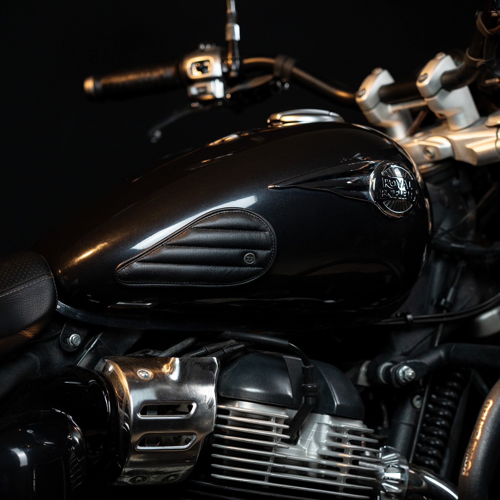 Straight Tankpads (Super Meteor 650)