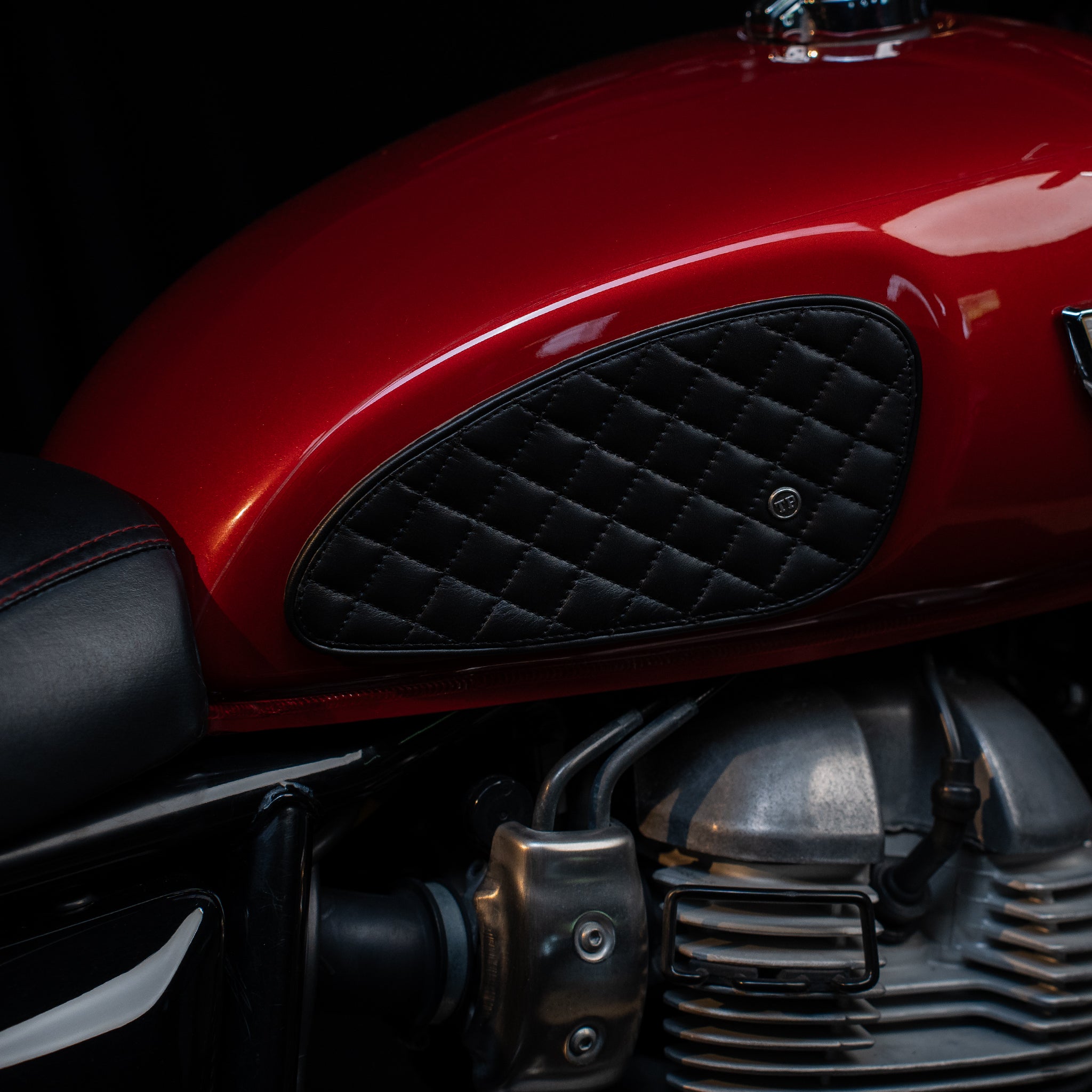 Raised Diamond Tankpads (Interceptor 650)